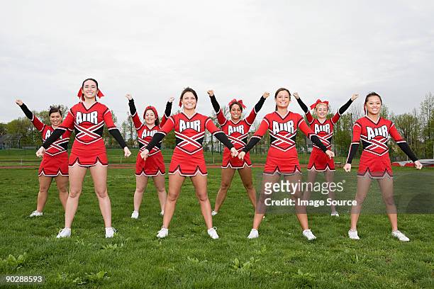 cheerleaders performing routine - teen cheerleader - fotografias e filmes do acervo