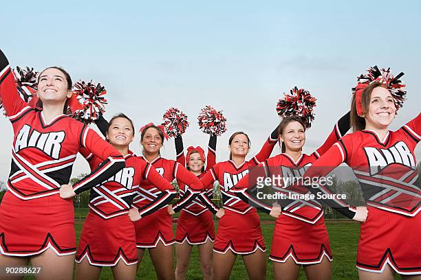 cheerleaders performing routine - cheerleader 個照片及圖片檔