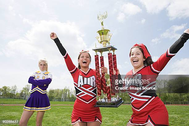 cheerleaders with trophy - teen awards - fotografias e filmes do acervo