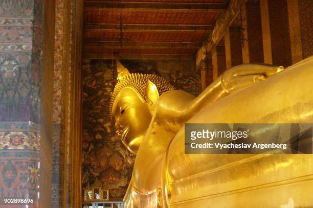 statue of reclining buddha, wat pho, bangkok, thailand - spiritual enlightenment stock pictures, royalty-free photos & images