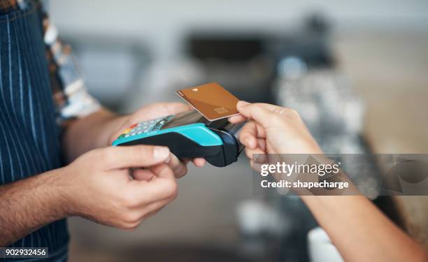 swipe and pay - customers pay with contactless cards imagens e fotografias de stock
