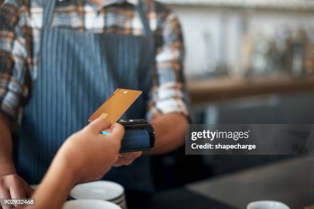 bezahlen leicht gemacht - card payment stock-fotos und bilder
