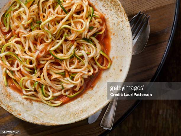 fideos espiral calabacín en salsa de tomate - calabacín fotografías e imágenes de stock