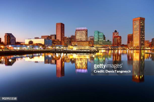 downtown baltimore maryland skyline - baltimore maryland photos et images de collection
