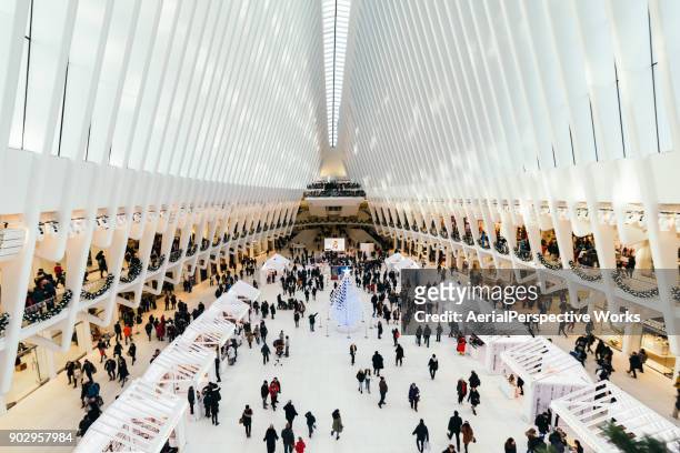 dentro del oculus, world trade center transporte hub, nueva york - one world trade center fotografías e imágenes de stock