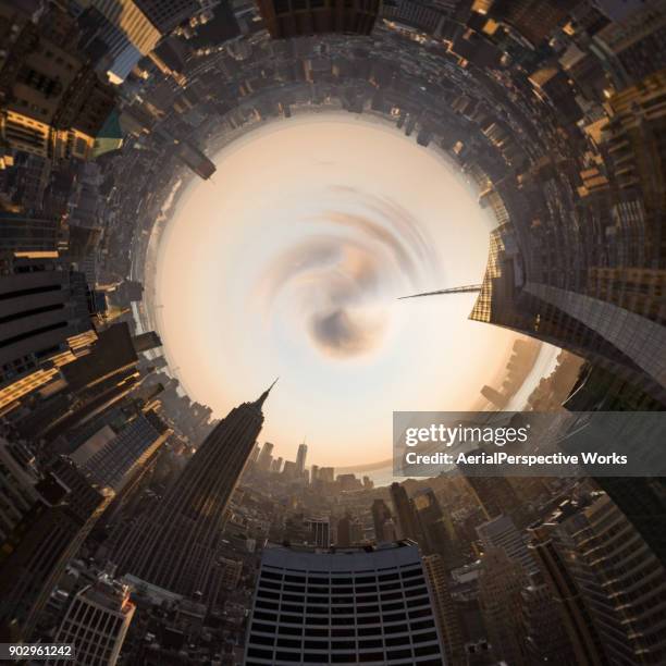 360-gradenperspectief van moderne gebouwen in manhattan - 360 degree view stockfoto's en -beelden