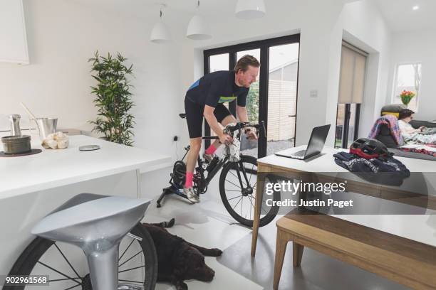 man cycling on turbo trainer - aplatir la courbe photos et images de collection