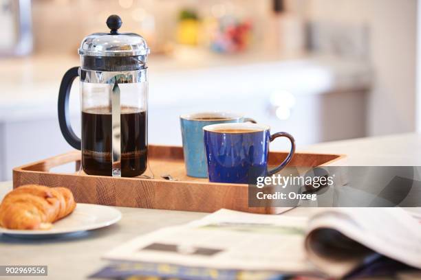 kaffee gebraut in getränketablett auf die arbeitsplatte küche - coffee plunger stock-fotos und bilder