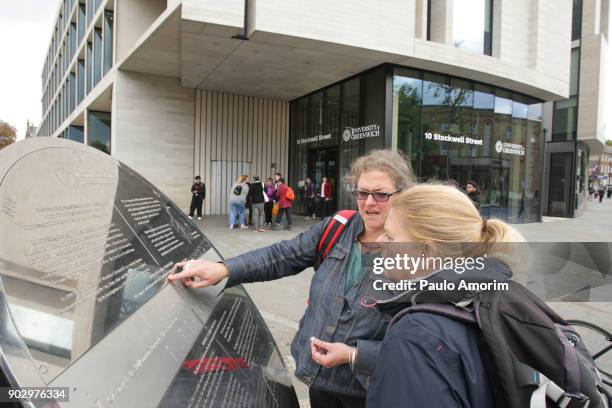 tourists watch at the maritime greenwich monument in london - museum für seefahrtsgeschichte stock-fotos und bilder