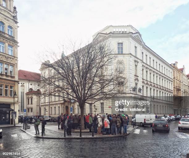 cobblestone street with pedestrians in prague old city historic center - astronomical clock 個照片及圖片檔