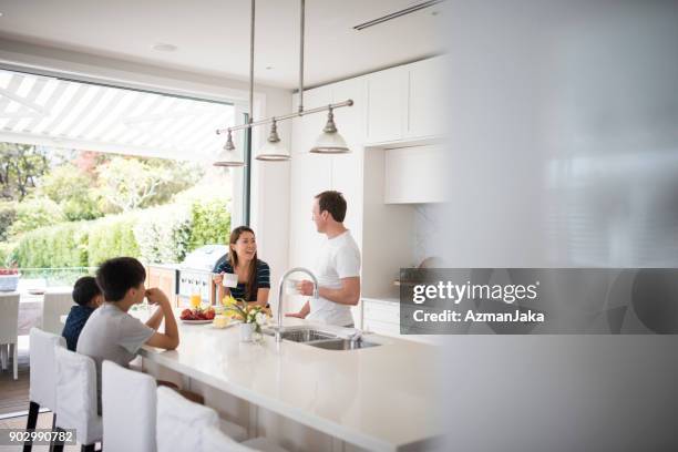 familie frühstücken in der küche - family at kitchen stock-fotos und bilder