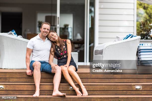 coppia felice seduta sotto il portico - family porch foto e immagini stock