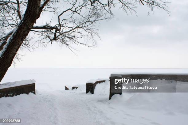 baltic white landscape - frozen sea and a lot of snow - lettland landschaft stock-fotos und bilder