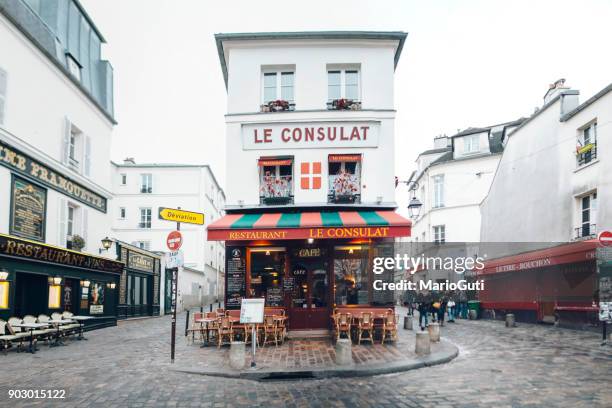 gata i montmartre - french cafe bildbanksfoton och bilder