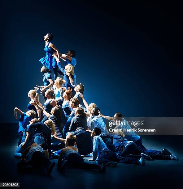 human pyramid - acrobatiek stockfoto's en -beelden
