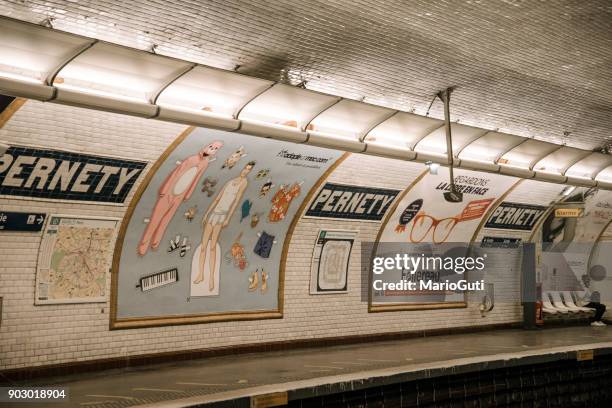 annonser i en tunnelbanestation i paris - tunnelbanetåg bildbanksfoton och bilder