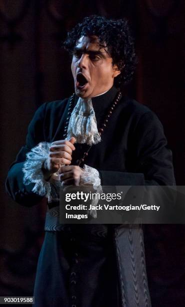 Mexican-born French tenor Rolando Villazon performs during the final dress rehearsal of Act 3, scene 2 of the Metropolitan Opera/Jean-Pierre Ponnelle...