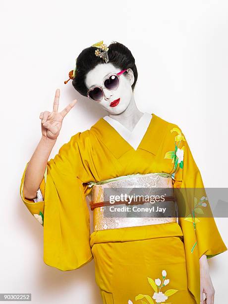 snapshot of a geisha wearing funky sunglasses - coneyl - fotografias e filmes do acervo