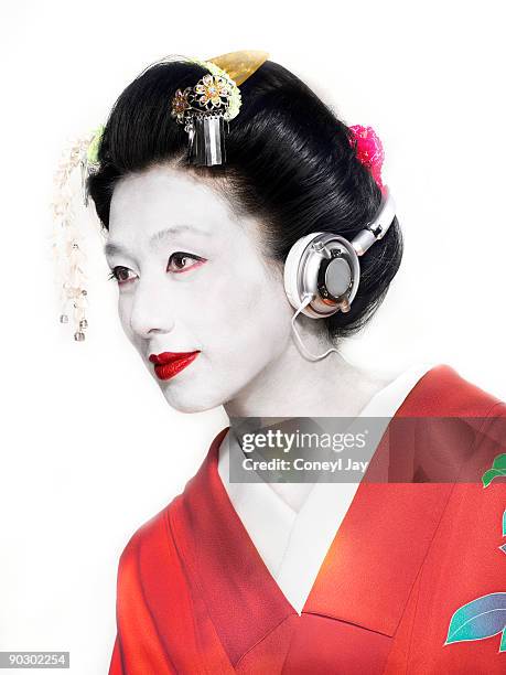 geisha listening to music on big headphones - coneyl - fotografias e filmes do acervo