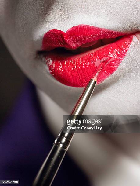close up of geisha putting on lipstick - coneyl - fotografias e filmes do acervo