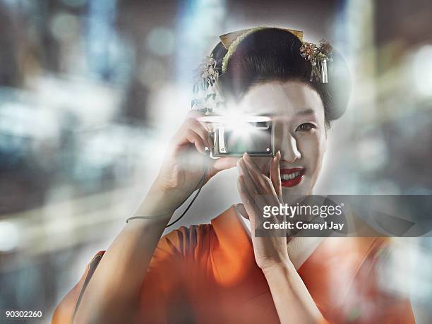 geisha taking a photo with her digital camera outd - coneyl - fotografias e filmes do acervo