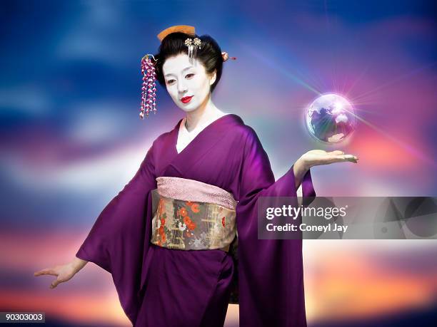 geisha holding a small metallic floating globe - coneyl - fotografias e filmes do acervo