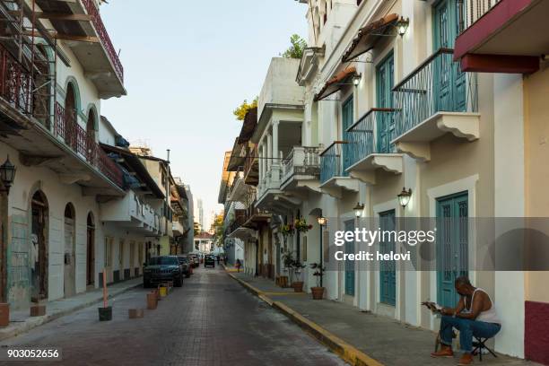 casco viejo straße in einem alten teil von panama-stadt - casco viejo stock-fotos und bilder