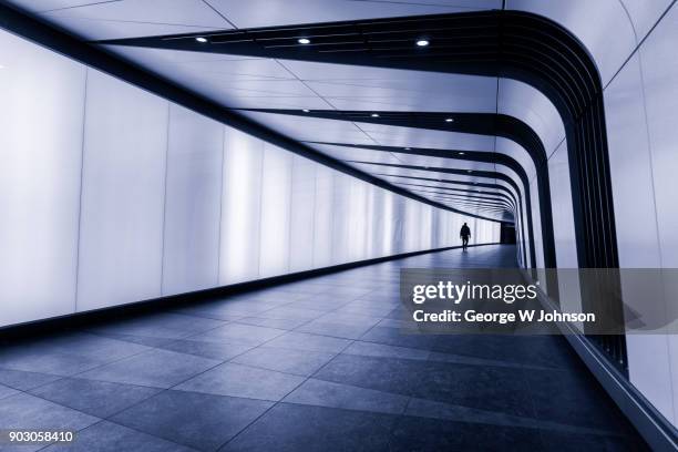 king cross light tunnel - station london st pancras international stockfoto's en -beelden