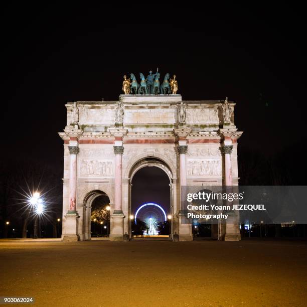 arc de triomphe du carrousel - louvre pyramid stock pictures, royalty-free photos & images