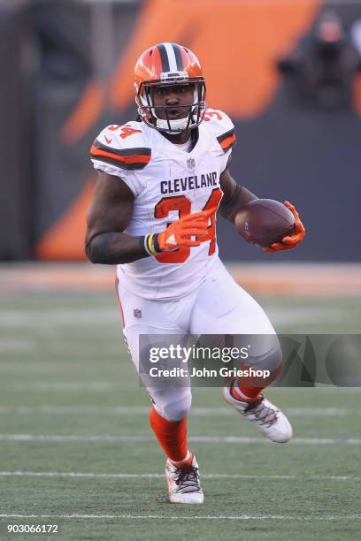 Isaiah Crowell of the Cleveland Browns runs the football upfield during the game against the Cincinnati Bengals at Paul Brown Stadium on November 26,...