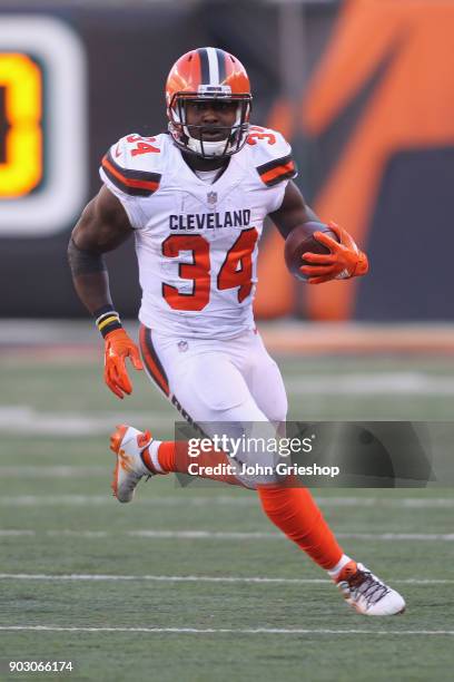 Isaiah Crowell of the Cleveland Browns runs the football upfield during the game against the Cincinnati Bengals at Paul Brown Stadium on November 26,...