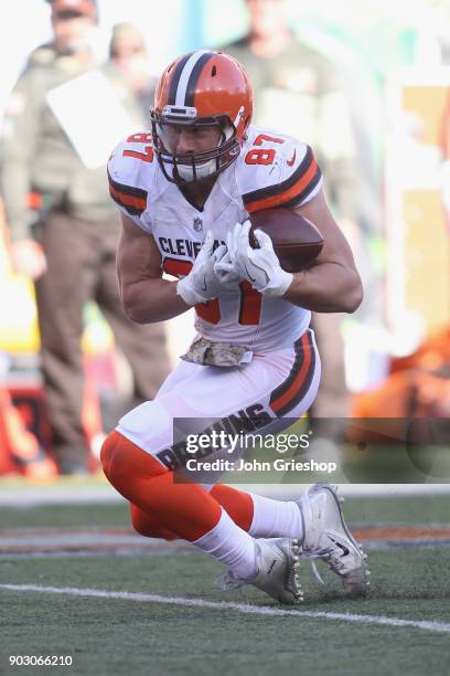 Seth DeValve of the Cleveland Browns hauls in the pass during the game against the Cincinnati Bengals at Paul Brown Stadium on November 26, 2017 in...