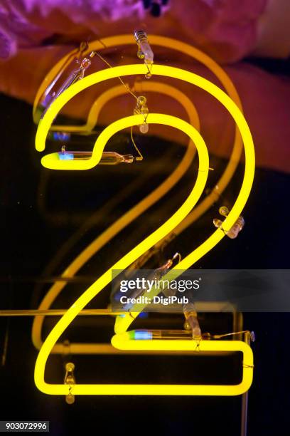 yellow neon sign number '2' - ziffer 2 stock-fotos und bilder