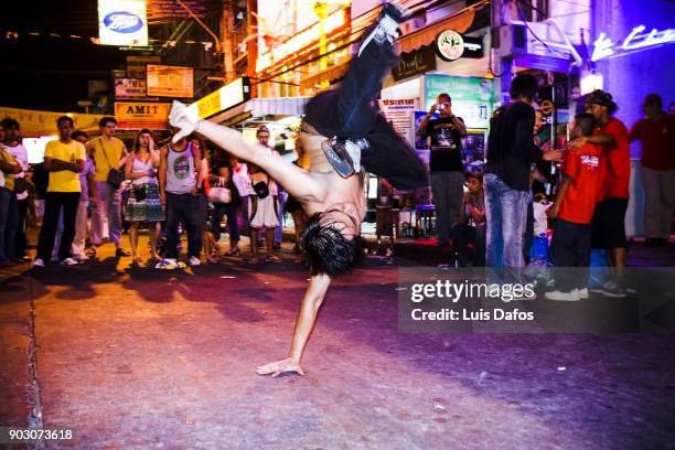 breakdancing at khao san road - banglamphu stock pictures, royalty-free photos & images