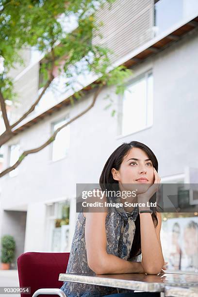 woman waiting at cafe - leunen stockfoto's en -beelden