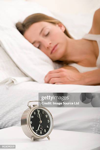 femme endormie - instrument de mesure du temps photos et images de collection