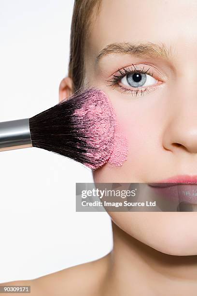 frau mit blusher auf wange - blusher stock-fotos und bilder