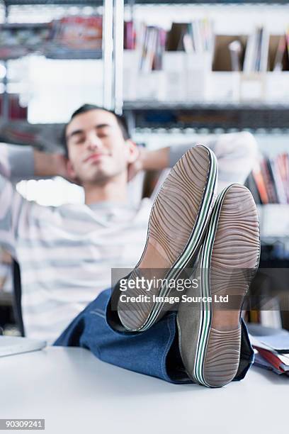 homem dormindo em escritório - couch potato expressão em inglês - fotografias e filmes do acervo
