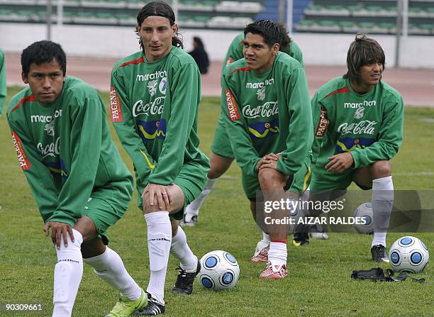 Bolivian footballers Pastor Torrez, Pablo Escobar, Luis Gutierrez and Marcelo Martins stretch during a training session on September 2, 2009 in the...