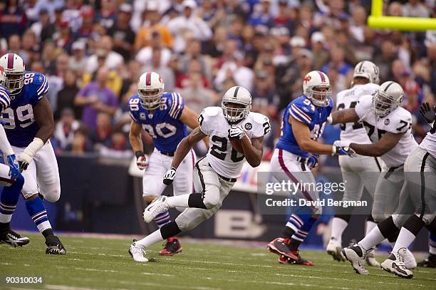 Oakland Raiders Darren McFadden in action, rushing vs Buffalo Bills. Orchard Park, NY 9/21/2008 CREDIT: David Bergman