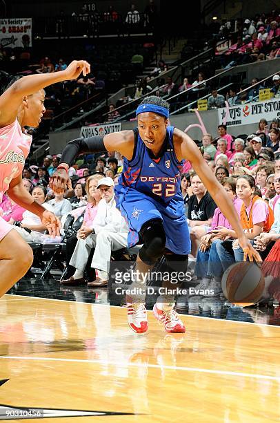 Alexis Hornbuckle of the Detroit Shock drives to the basket past Helen Darling of the San Antonio Silver Stars during the WNBA game on August 29,...