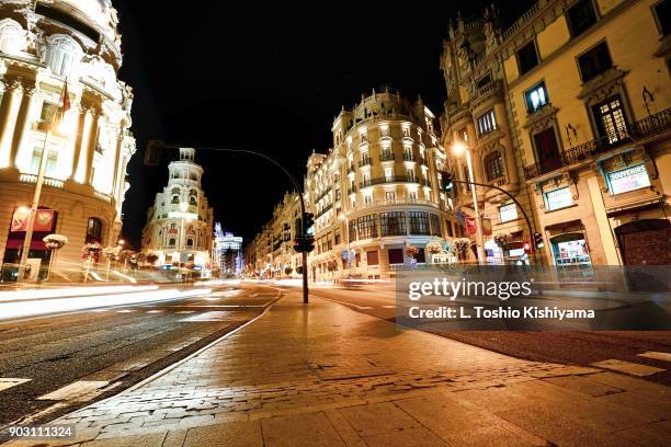 gran via at night in madrid, spain - madrid gran via fotografías e imágenes de stock