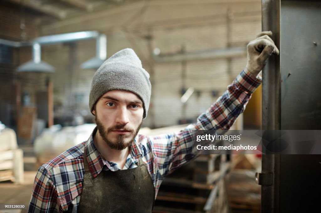 Trött fräck snickare i hipster hatt