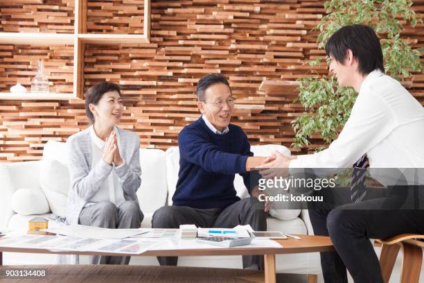 um casal de idosos e um jovem a fazer avançar a discussão. - the japanese wife - fotografias e filmes do acervo