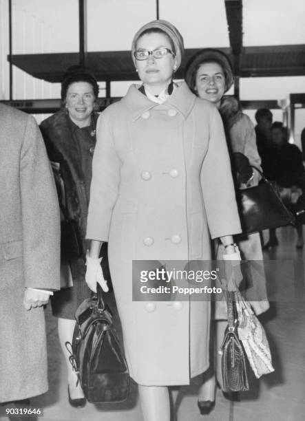 Princess Grace of Monaco carrying her luggage in a Hermes handbag, circa 1960.
