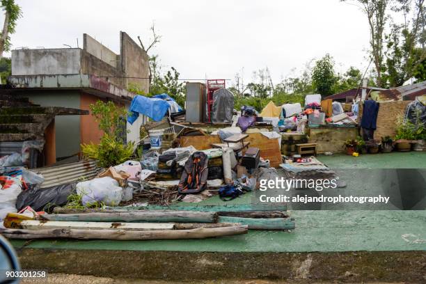 sturm beschädigt nachbarschaft - 2017 hurricane maria stock-fotos und bilder