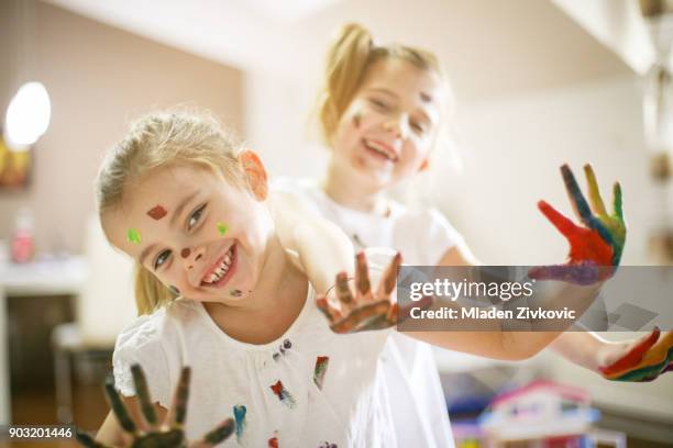 divertimento a casa. - 4 girls finger painting foto e immagini stock