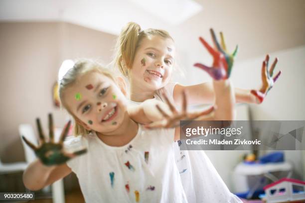 divertimento. - 4 girls finger painting foto e immagini stock