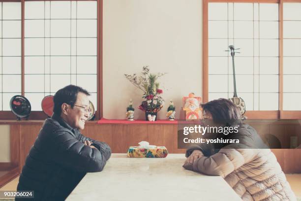 reuniones de vacaciones - pareja de mediana edad fotografías e imágenes de stock