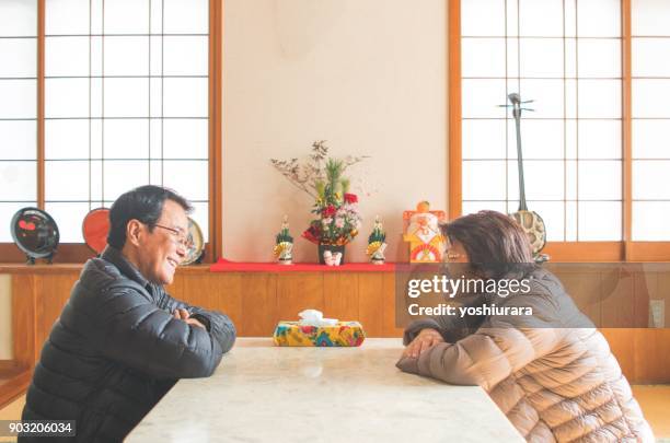 reuniones de vacaciones - narrar fotografías e imágenes de stock